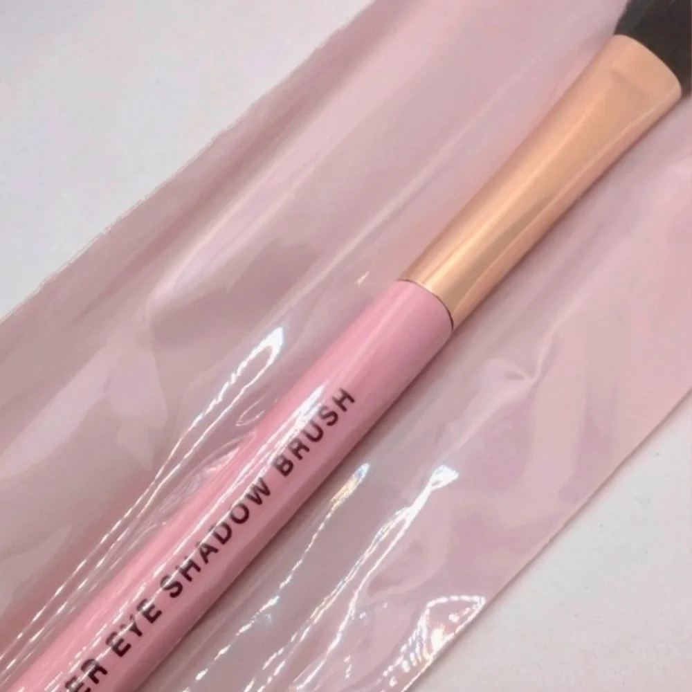 Mally Beauty All-Over Eyeshadow Brush | Brand New 🎀